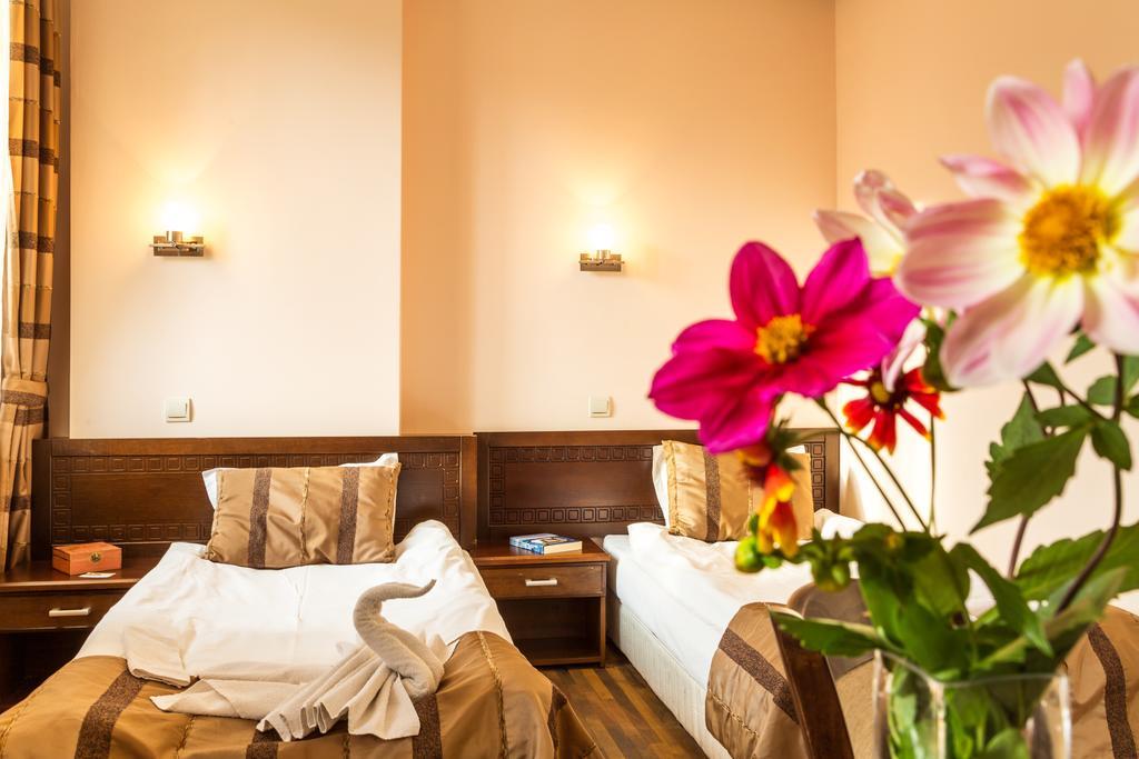 Family Hotel Teteven Kültér fotó