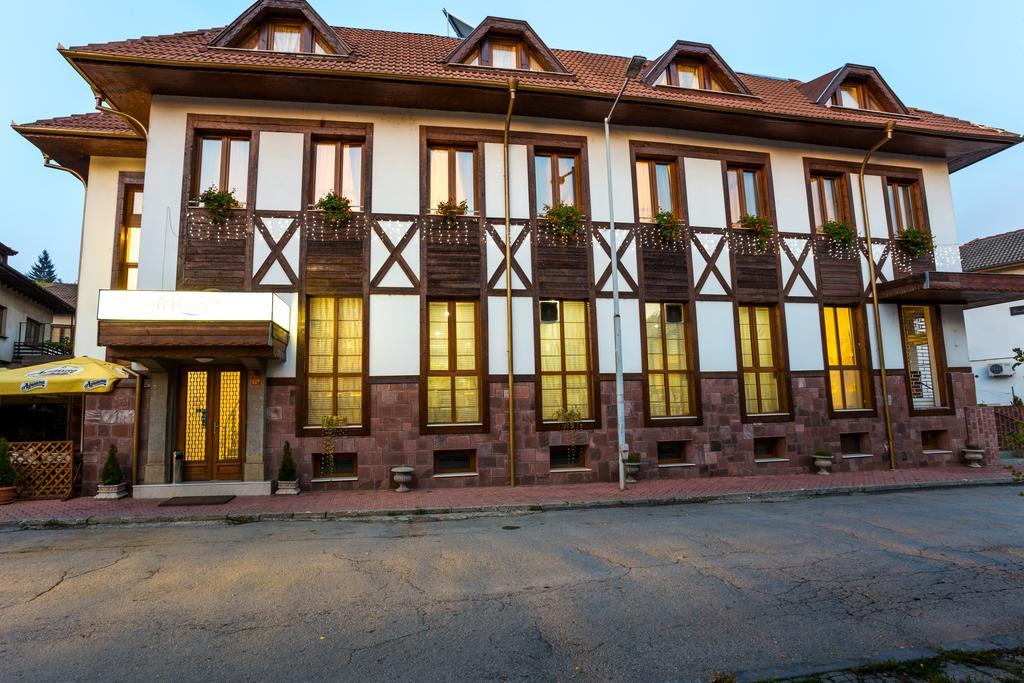Family Hotel Teteven Kültér fotó