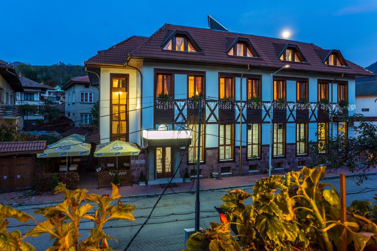 Family Hotel Teteven Kültér fotó